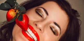 Niewidoczny sposób na piękny i zdrowy uśmiech? To możliwe! kobieta piękny uśmiech