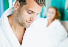 Jak pomóc partnerowi uporać się z problemami z potencją? mężczyzna w szlafroku