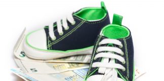 Jakie dokumenty są potrzebne do uzyskania zasiłku rodzinnego w Niemczech? Kindergeld pieniądze buciki dziecięce