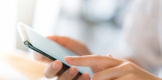 Etui na telefon. Sprawdzamy, jakie gwarantuje najlepsze zabezpieczenia smartfon w kobiecej dłoni