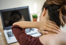 Ból kręgosłupa szyjnego spowodowany pracą siedzącą ból kręgosłupa szyjnego praca przy komputerze