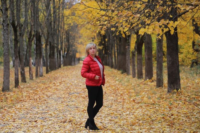 kobieta w jesiennym parku