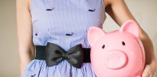 Szybka pożyczka – czy warto? kobieta ze świnką skarbonką