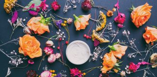 Dlaczego warto sięgnąć po eko kosmetyki? kwiaty krem do twarzy