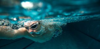 Nauka pływania dla dorosłych – dlaczego warto? mężczyzna w basenie