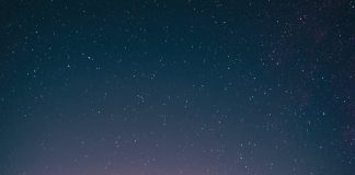 Rozwój osobisty. 4 kursy online, które nauczą Cię być szczęśliwym molo noc poświata