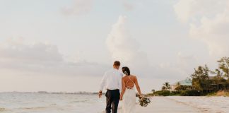 Marzy ci się ślub za granicą? Sprawdź, co musisz wiedzieć o takim przedsięwzięciu i jak się do niego przygotować ślub nad morzem