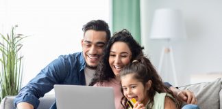Kiedy warto skorzystać z pożyczki przez internet? pożyczka przez internet rodzina przy laptopie