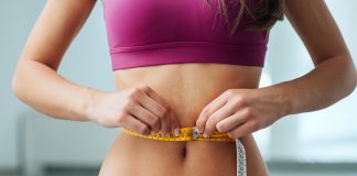 Redukcja tkanki tłuszczowej – jakie suplementy na redukcji warto brać na początek? kobieta mierząca swój brzuch