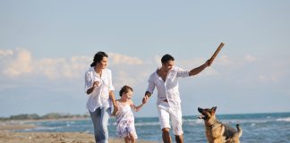 Rodzinny letni wyjazd nad morze rodzina z psem nad morzem