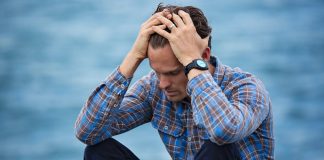 Problem z nietrzymaniem moczu? – istnieje proste rozwiązanie smutny mężczyzna na niebieskim tle