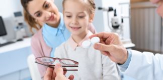 Od jakiego wieku można nosić soczewki kontaktowe? dziewczynka soczewki kontaktowe