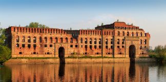 Najciekawsze fortyfikacje na Mazowszu Spichlerz Twierdzy Modlin nad rzeką Narwią