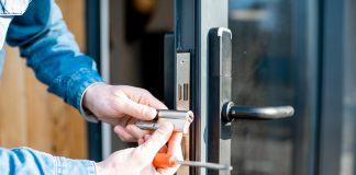 Chcesz wymienić zamek w drzwiach? Sprawdź ceny i rodzaje zamków wymiana zamka w drzwiach