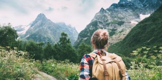 Co należy wiedzieć przed wejściem na górski szlak, by bezpiecznie z niego wrócić? kobieta chodząca po górach