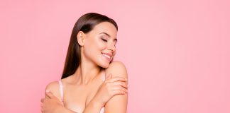 Naturalny krem ujędrniający biust – pewność siebie w zasięgu ręki! kobieta obejmująca się rękami