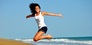 Probiotyki – co warto o nich wiedzieć? kobieta skacząca nad morzem