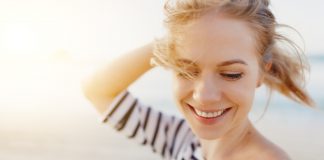Uczulenie na słońce – czym jest, jak się objawia i jak łagodzić jego skutki? kobieta na plaży