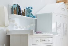 Dlaczego warto wyposażyć się w komodę z przewijakiem? komoda z przewijakiem pinio 3