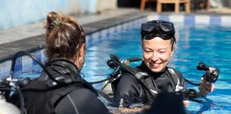 Nurkowanie – pasja dla wybranych dwie kobiety nurkujące