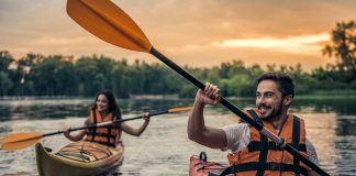 Jak przygotować się do spływu kajakowego? para na kajakach