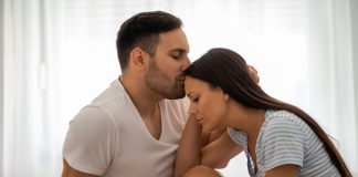 Jak zajść w ciążę? młodzi ludzie z testem ciążowym