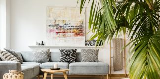 Ciepły, przytulny i stylowy salon – jak go zaaranżować? przytulny salon