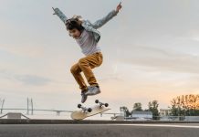 Jak wybrać deskorolkę dla dziecka? 7 wskazówek dziecko na deskorolce