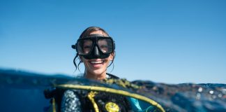 Kurs nurkowania – jak wybrać dobry? kobieta nurkująca