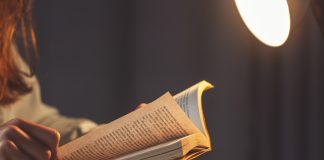 Znany dominikanin i autor wielu książek – o. Adam Szustak kobieta czytająca książkę