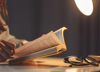 Znany dominikanin i autor wielu książek – o. Adam Szustak kobieta czytająca książkę