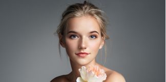 Podkłady idealne na lato młoda kobieta z kwiatem w dłoni