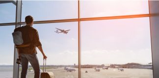 Pierwszy lot- jak przygotować się do podróży samolotem? pasażer na lotnisku