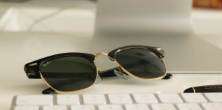 Co jest ważne przy zakupie okularów przeciwsłonecznych? okulary przeciwsłoneczne na klawiaturze