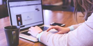 Jak wykorzystać dodatkowy internet mobilny? TOP 5 pomysłów studentka przed laptopem