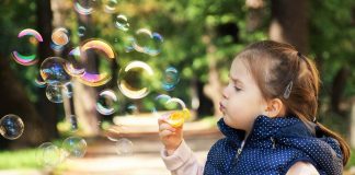 Ile trwa kurs opiekuna w żłobku? Jakie perspektywy pracy? żłobek dziecko