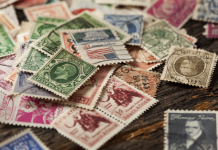 Wycena znaczków pocztowych – jak się za to zabrać? znaczki pocztowe na stole