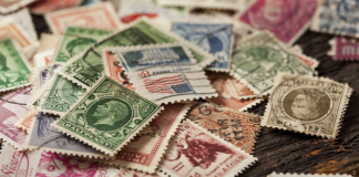 Wycena znaczków pocztowych – jak się za to zabrać? znaczki pocztowe na stole