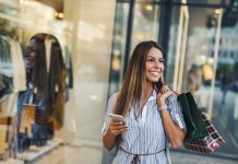 Jak zrobić przemyślane zakupy? kobieta sprawdzająca ranking produktów w smartfonie