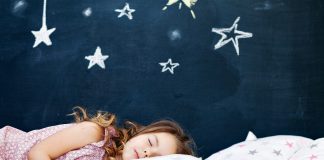 Prawidłowy wybór pościeli dla dzieci dziewczynka w pościeli w gwiazdki