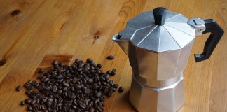 Jak wybrać kawiarkę do domu? Czym kierować się przy wyborze? kawiarka do domu