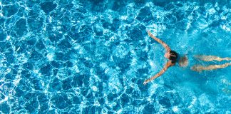 Co warto wiedzieć o basenie sportowym przed zakupem? kobieta pływająca w basenie