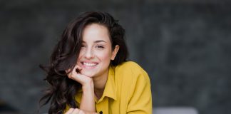 Książki używane zyskują na popularności – dlaczego? kobieta czytająca książkę