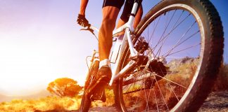 Jaki rozmiar roweru wybrać? Najważniejsze wskazówki mężczyzna na rowerze