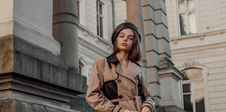 Płaszcze dwurzędowe na jesień 2021 – komu pasują, z czym je nosić, jakie wybrać? płaszcz dwurzędowy