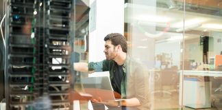 Własna serwerownia – czy to się opłaca? Zalety, wady oraz koszty rozwiązań w takim przedsięwzięciu własna serwerownia