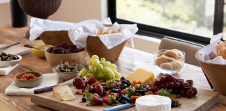 Sery pleśniowe – jak podawać i z czym jeść? ser pleśniowy owoce