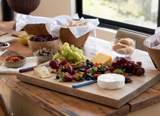 Sery pleśniowe – jak podawać i z czym jeść? ser pleśniowy owoce