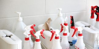 Niezbędnik sprzątania. Środki czystości, które powinny znaleźć się w Twoim domu środki czyszczące