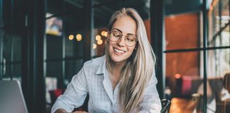 Zakup okularów – jak skorzystać z dofinansowania od pracodawcy? dziewczyna w okularach w pracy